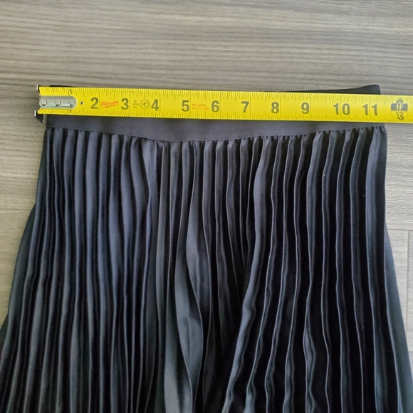 Pleated black midi skirt - Picture 2 of 3